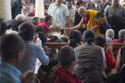 Его Святейшество Далай-лама приветствует участников учений, которые он дарует по просьбе буддистов из Тайваня. Дхарамсала, Индия. 1 октября 2012 г. Фото: Тензин Чойджор (Офис ЕСЛД)