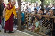 Его Святейшество Далай-лама направляется в главный тибетский храм, где проходят учения для буддистов из Тайваня. Дхарамсала, Индия. 1 октября 2012 г. Фото: Тензин Чойджор (Офис ЕСЛД)