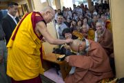 Его Святейшество Далай-лама шутливо приветствует своего знакомого монаха из Кореи по окончании первого дня учений для буддистов из Тайваня. Дхарамсала, Индия. 1 октября 2012 г. Фото: Тензин Чойджор (Офис ЕСЛД)
