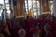 Его Святейшество Далай-лама проходит мимо храма Калачакры, направляясь в главный тибетский храм Цуглакан, чтобы начать второй день учений для буддистов из Тайваня. Дхарамсала, Индия. 2 октября 2012 г. Фото: Тензин Чойджор (Офис ЕСЛД)