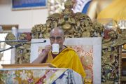 Его Святейшество Далай-лама пьет чай во время второго дня учений для буддистов из Тайваня. Дхарамсала, Индия. 2 октября 2012 г. Фото: Тензин Чойджор (Офис ЕСЛД)