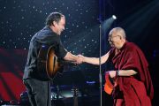 Его Святейшество Далай-лама и Дэйв Мэттьюс на сцене во время концерта "Единый мир" в Сиракузском университете. Сиракузы, штат Нью-Йорк, США. 9 октября 2012 г. Фото: Neilson Barnard (Getty Images)