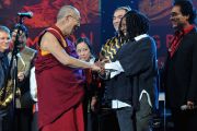Его Святейшество Далай-лама и Вупи Голдберг на сцене перед концертом "Единый мир" в Сиракузском университете. Сиракузы, штат Нью-Йорк, США. 9 октября 2012 г. Фото: Larry Busacca (Getty Images)
