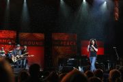 Адам Дюриц, вокалист Counting Crows. Концерт "Единый мир" в Сиракузском университете. Сиракузы, штат Нью-Йорк, США. 9 октября 2012 г. Фото: Neilson Barnard (Getty Images)