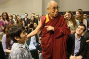 Его Святейшество Далай-лама общается со студентами колледжа Вильгельма и Марии, среди которых есть и студенты из Китая. Вильямсбург, штат Виргиния, США. 10 октября 2012 г. Фото: Джереми Рассел (Офис ЕСДЛ)