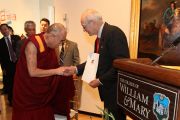 Его Святейшество Далай-лама и мэр Вильямсбурга Клайд Холман в музее искусств Мускарелл в Вильямсбурге, штат Виргиния, США. 10 октября 2012 г. Фото: Джереми Рассел (Офис ЕСДЛ)