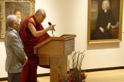 Его Святейшество Далай-лама во время посещения музея искусств Мускарелл в Вильямсбурге, штат Виргиния, США. 10 октября 2012 г. Фото: Джереми Рассел (Офис ЕСДЛ)