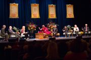 Его Святейшество Далай-лама и другие участники дискуссии "Сострадательный уход в медицине 21-го века". Шарлоттсвилль, штат Виргиния, США. 11 октября 2012 г. Фото: John Golden