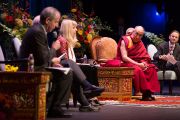 Его Святейшество Далай-лама слушает один из докладов во время круглого стола на тему "Сострадательный уход в медицине 21-го века". Шарлоттсвилль, штат Виргиния, США. 11 октября 2012 г. Фото: Rob Garland Photography