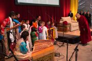 Его Святейшество Далай-лама здоровается с юными тибетскими музыкантами, выступавшими перед его лекцией "За пределами религий: этика для всего мира. Шарлоттсвилль, штат Виргиния, США. 11 октября 2012 г. Фото: John Golden