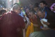 Поклонники Далай-ламы приветствуют тибетского духовного лидера у входа в театр Парамаунт. Шарлоттсвилль, штат Виргиния, США. 11 октября 2012 г. Фото: John Golden