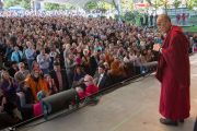 Его Святейшество Далай-лама благодарит аудиторию после лекции "За пределами религий: этика для всего мира". Шарлоттсвилль, штат Виргиния, США. 11 октября 2012 г. Фото: John Golden
