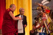 Его Святейшество Далай-лама вручает традиционный тибетский церемониальный шарф (хадак) представителю индейского племени Чероки. Шарлоттсвилль, штат Виргиния, США. 11 октября 2012 г. Фото: John Golden