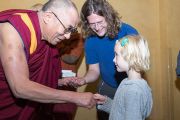 Его Святейшество Далай-лама пожимает руку своей юной поклоннице, перед тем как покинуть театр Парамаунт. Шарлоттсвилль, штат Виргиния, США. 11 октября 2012 г. Фото: Rob Garland Photography