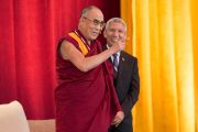 Его Святейшество Далай-лама и его переводчик Тензин Такла во время лекции "За пределами религий: этика для всего мира. Шарлоттсвилль, штат Виргиния, США. 11 октября 2012 г. Фото: John Golden