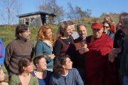 Его Святейшество Далай-лама, студенты и преподаватели в "органическом" саду Миддлберийского колледжа. Миддлбери, штат Вермонт, США. 13 октября 2012 г. Фото: Джереми Рассел (Офис ЕСДЛ)