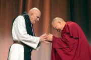 По окончании лекции Его Святейшество Далай-лама благодарит о. Томаса Китинга за участие в дискуссии. Бостон, штат Массачусетс, США. 14 октября 2012 г. Фото: Christopher Michel