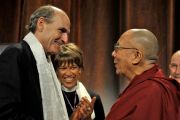Его Святейшество Далай-лама и Джеймс Тэйлор перед началом лекции "За пределами религий: этика, ценности и благополучие". Бостон, штат Массачусетс, США. 14 октября 2012 г. Фото: Sonam Zoksang