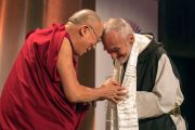 По окончании лекции Его Святейшество Далай-лама преподносит Дэвиду Стейндл-Расту традиционный тибетский церемониальный шарф (хадак). Бостон, штат Массачусетс, США. 14 октября 2012 г. Фото: Christopher Michel