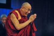 Его Святейшество Далай-лама приветствует аудиторию перед началом форума "Глобальные системы 2.0", который проходил в Массачусетском технологическом институте. Бостон, штат Массачусетс, США. 15 октября 2012 г. Фото: Sonam Zoksang