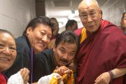 Его Святейшество Далай-лама фотографируется со своими поклонниками по пути на форум "Глобальные системы 2.0", который проходил в Массачусетском технологическом институте. Бостон, штат Массачусетс, США. 15 октября 2012 г. Фото: Christopher Michel