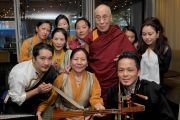 Его Святейшество Далай-лама с тибетской танцевальной группой. Бостон, штат Массачусетс, США. 16 октября 2012 г. Форо: Sonam Zoksang