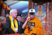 Мэр Медфорда Майкл МакГлинн вручил Его Святейшеству Далай-ламе ключи от города в буддийском цетнре Курукулла. Медфорд, штат Массачусетс, США. 16 октября 2012 г. Форо: Sonam Zoksang