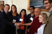 Его Святейшество Далай-лама со студентами Университета Брауна перед лекцией. Провиденс, штат Род-Айленд, США. 17 октября 2012 г. Фото: Джереми Рассел (Офис ЕСДЛ)