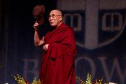 Его Святейшество Далай-лама приветствует аудиторию перед началом Огденовской лекции в Университете Брауна. Провиденс, штат Род-Айленд, США. 17 октября 2012 г. Фото: Mike Cohea/Browy University