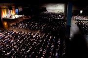 Более 5600 человек пришли в конгресс-центр Провиденс, чтобы послушать лекцию Его Святейшества Далай-ламы о сострадании. Провиденс, штат Род-Айленд, США. 17 октября 2012 г. Фото: Mike Cohea/Browy University