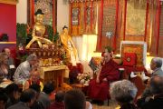 Его Святейшество Далай-лама беседует с членами буддийского центра за всеобщий мир До-нгак Кунпенлинг в Рэддинге, штат Коннектикут, США. 18 октября 2012 г. Фото: Джереми Рассел (Офис ЕСДЛ)