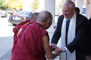 Президент университета Западного Коннектикута приветствует Его Святейшество Далай-ламу в университете. Дэнбери, штат Коннектикут, США. 18 октября 2012 г. Фото: Джереми Рассел (Офис ЕСДЛ)