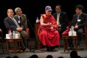 Его Святейшество Далай-лама во время дискуссии в Хантер-колледже, за которой наблюдали 600 китайских студентов, преподавателей, артистов и др. Нью-Йорк, штат Нью-Йорк, США. 19 октября 2012 г. Фото: Philip Kessler