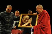 По окончании дискуссии в Хантер-колледже Его Святейшеству Далай-ламе преподнесли его портрет. Нью-Йорк, штат Нью-Йорк, США. 19 октября 2012 г. Фото: Sonam Zoksang