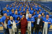 Его Святейшество Далай-лама и сотрудники центра О'Нила университета Западного Коннектикута. Денбери, штат Коннектикут, США. 19 октября 2012 г. Фото: WCSU