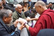 Его Святейшество Далай-лама приветствует своих поклонников на выходе из Хантер-колледжа. Нью-Йорк, штат Нью-Йорк, США. 19 октября 2012 г. Фото: Джереми Рассел (Офис ЕСДЛ)