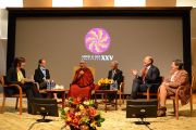 Его Святейшество Далай-лама и другие докладчики на утреннем заседании XXV конференции "Ум и жизнь" в аудитории Каспари Рокфеллеровского университета. Нью-Йорк, штат Нью-Йорк, США. 20 октября 2012 г. Фото: Mind and Life Institute