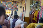 Его Святейшество Далай-лама приветствует слушателей в главном тибетском храме перед началом учений. Дхарамсала, Индия. 30 октября 2012 г. Фото: Тензин Чойджор (Офис ЕСДЛ)