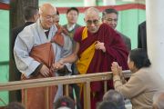 Его Святейшество Далай-лама приветствует своих последователей, направляясь в главный тибетский храм. Дхарамсала, Индия. 30 октября 2012 г. Фото: Тензин Чойджор (Офис ЕСДЛ)