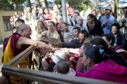 Его Святейшество Далай-лама приветствует своих последователей, направляясь в главный тибетский храм. Дхарамсала, Индия. 30 октября 2012 г. Фото: Тензин Чойджор (Офис ЕСДЛ)