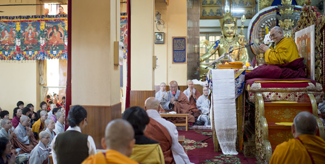 Второй день учений Его Святейшества Далай-ламы для корейских учеников