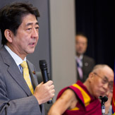 Его Святейшество Далай-лама выступил с речью перед японскими парламентариями и принял участие в конференции на тему современной и буддийской науки