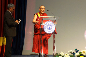 В Бангалоре Его Святейшество Далай-лама рассказал студентам христианского университета о религии и науке 
