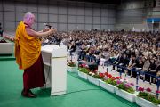 Его Святейшество Далай-лама выступает с лекцией в выставочном зале Пасифик-холл. Йокогама, Япония. 4 ноября 2012 г. Фото: Office of Tibet, Japan