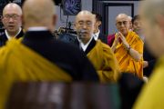 Японские монахи читают Сутру сердца перед лекцией Его Святейшества Далай-ламы в выставочном зале Пасифик-холл. Йокогама, Япония. 4 ноября 2012 г. Фото: Office of Tibet, Japan