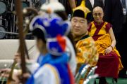 Его Святейшество Далай-лама слушает выступление музыкантов из Монголии на сцене выставочного зала Пасифик-холл. Иокогама, Япония. 4 ноября 2012 г. Фото: Office of Tibet, Japan