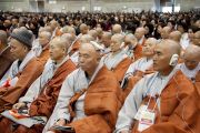 На лекцию Далай-ламы в выставочном зале Пасифик-холл собрались 6000 человек, в том числе и группа монахов из Кореи. Йокогама, Япония. 4 ноября 2012 г. Фото: Office of Tibet, Japan