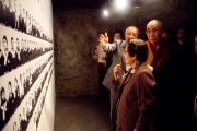 Его Святейшество Далай-лама посетил мемориальный комплекс Химеюра, посвященный японским студентам и преподавателям, погибшим на острове во время Второй мировой войны. Окинава, Япония. 11 ноября 2012 г. Фото: Office of Tibet Japan