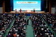 Около 6000 человек собрались послушать лекцию Его Святейшества Далай-ламы. Окинава, Япония. 11 ноября 2012 г. Фото: Office of Tibet Japan