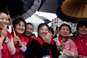 В парке Бодайдзю последователи ожидают Далай-ламу под проливным дождем. Окинава, Япония. 11 ноября 2012 г. Фото: Office of Tibet Japan